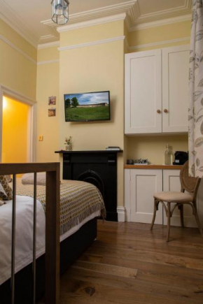 Luxury ensuite room next to Royal Crescent with own private entrance